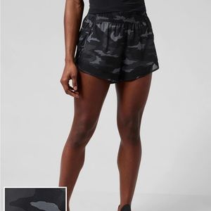 Athleta mesh run racer short 4” - green camo, excellent condition, xl.